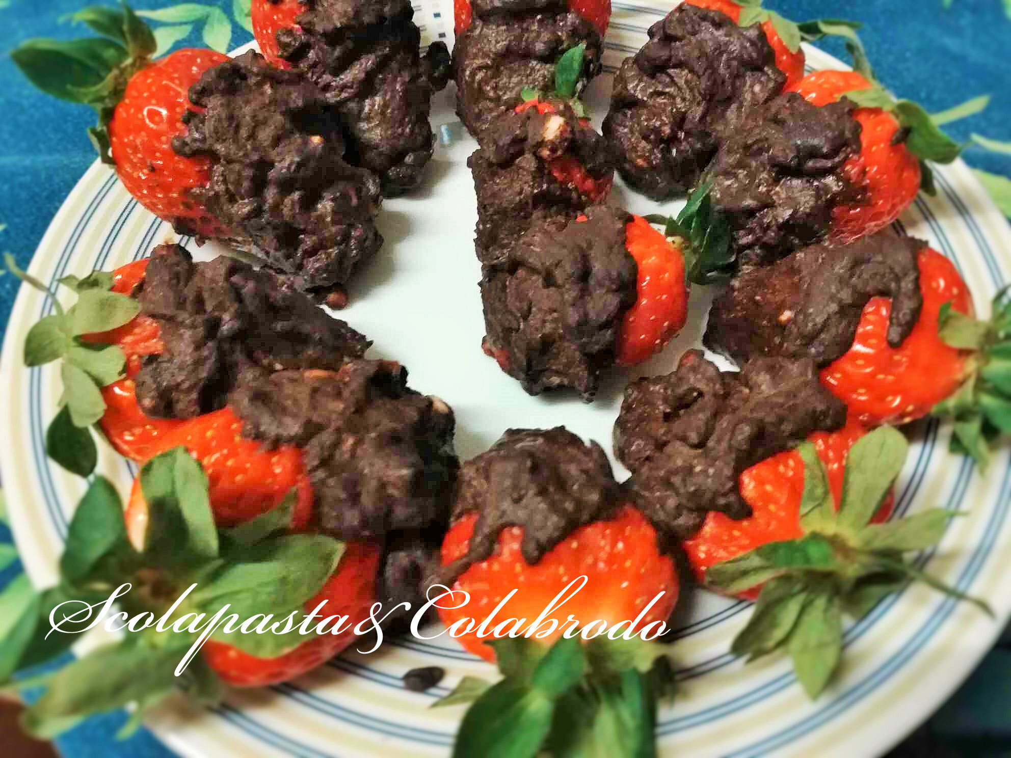 Fragole con cioccolato, nocciole e rum
