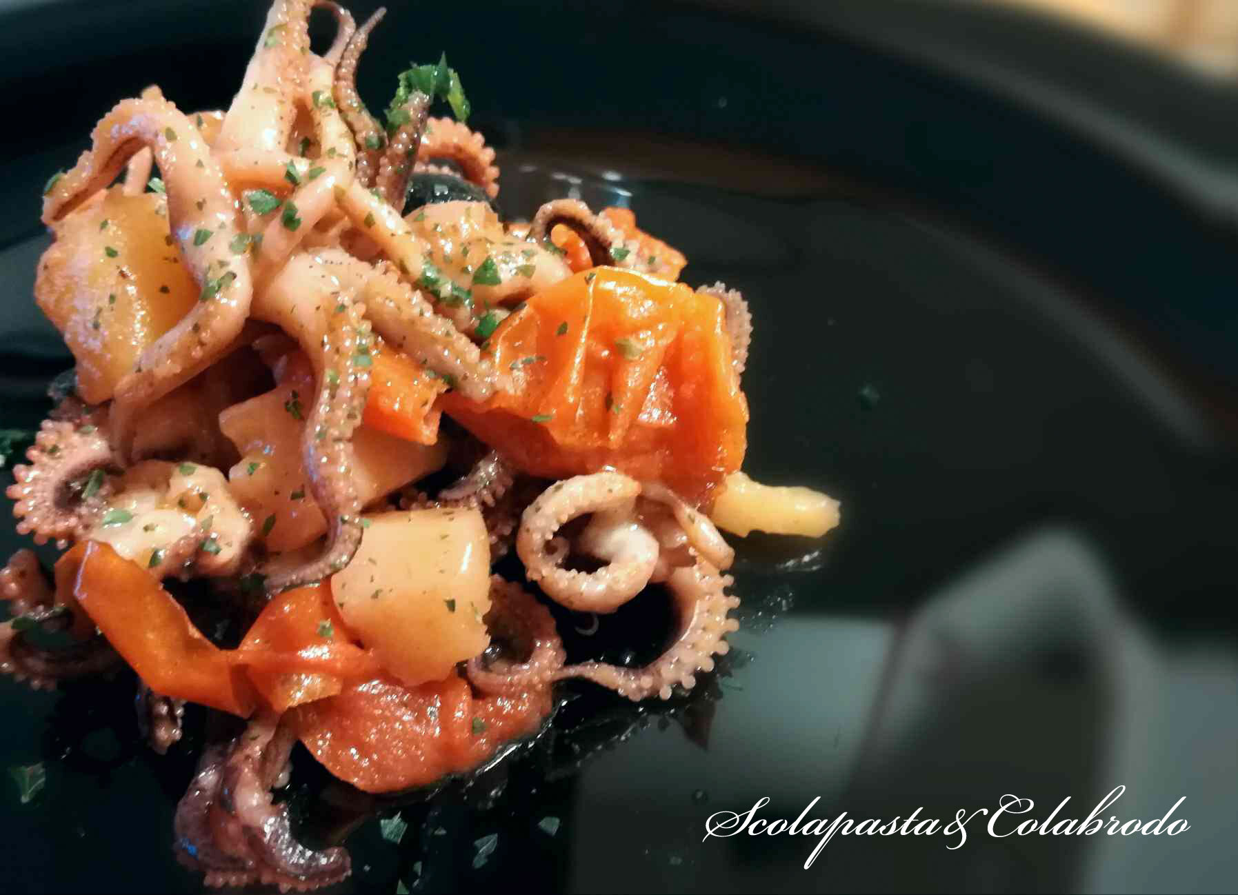 Ciuffi di calamaro con pomodorini, olive e patate