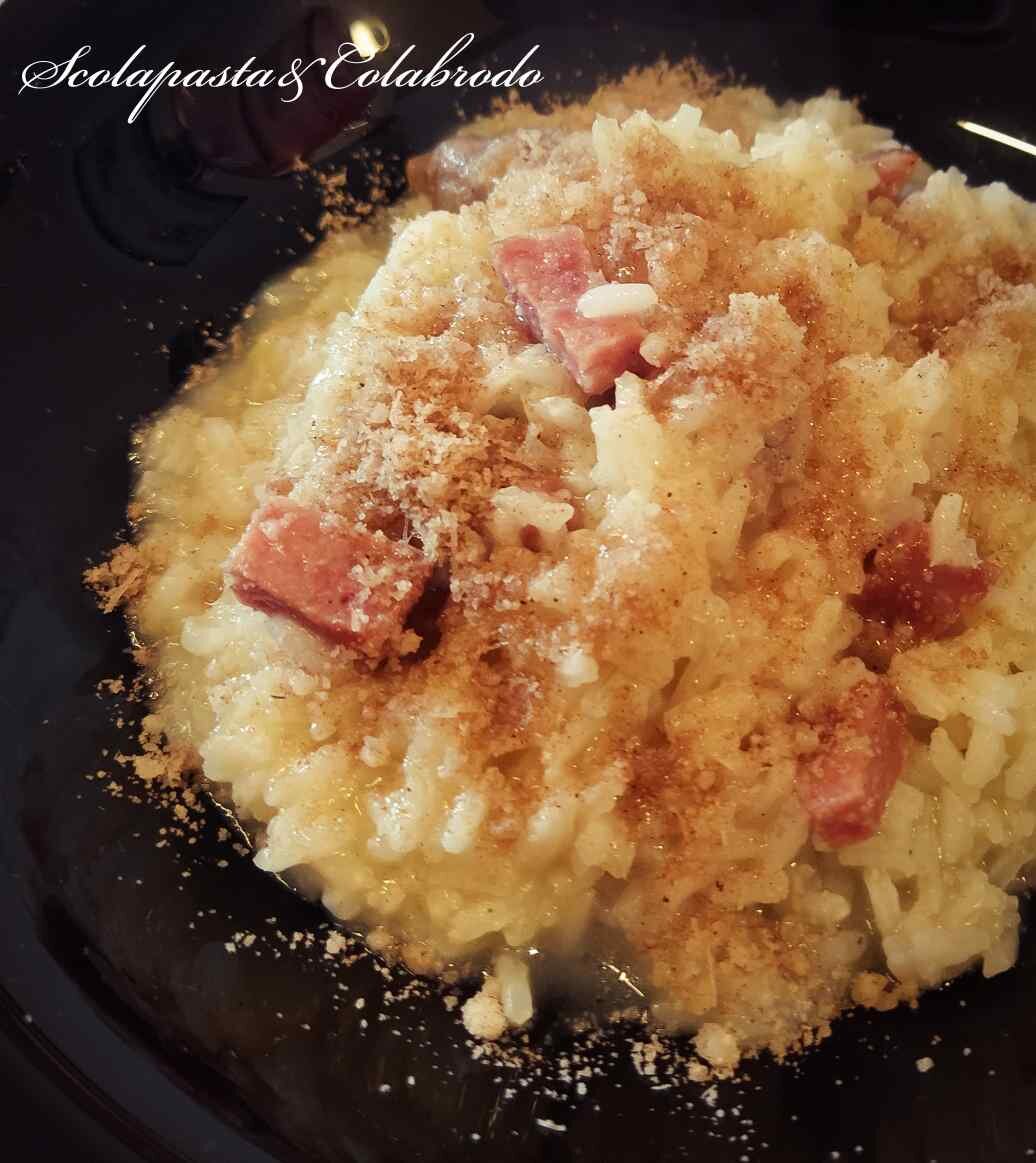 Riso con salsiccia e salame aromatizzato alla cannella