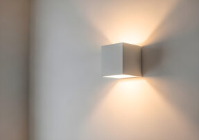 moderno-apparecchio-luminoso-cubo-sulla-parete.jpeg