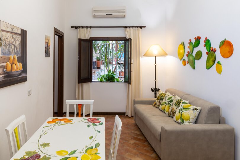 Angolo cottura in alloggio per turisti a palermo perfettamente arredato con stoviglie