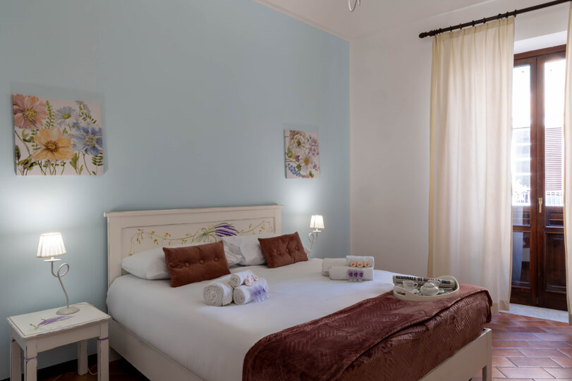 Luminosa camera con ampio letto matrimoniale