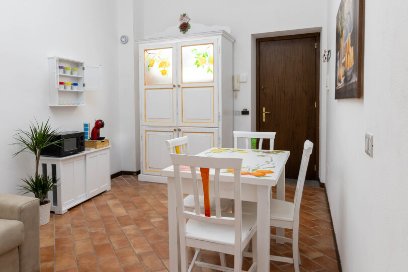 Cucina attrezzata casa vacanza Palermo con piano a induzione e tavolo da pranzo