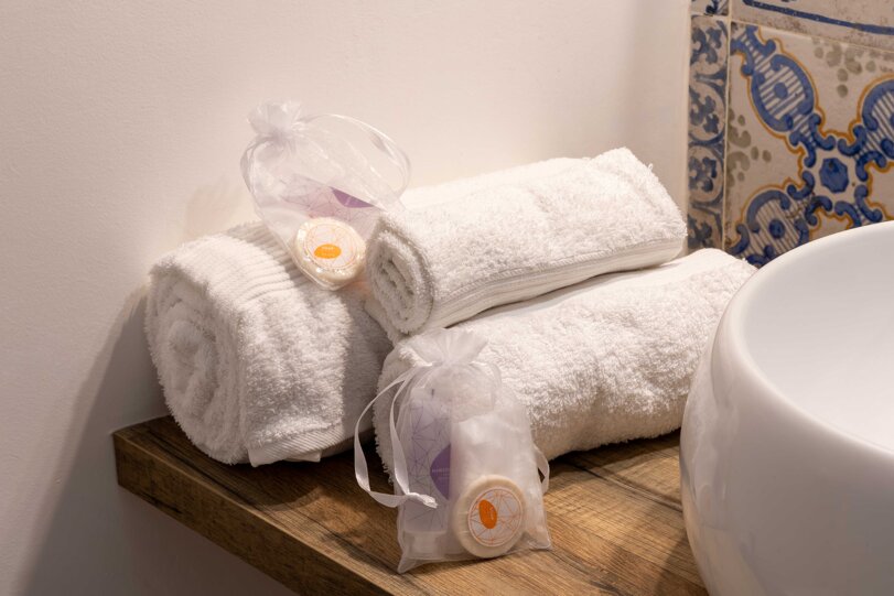 Stanza da bagno ampia con doccia confortevole