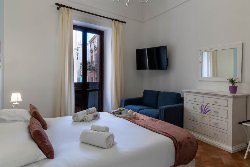 Camera con divano e cassettiera 