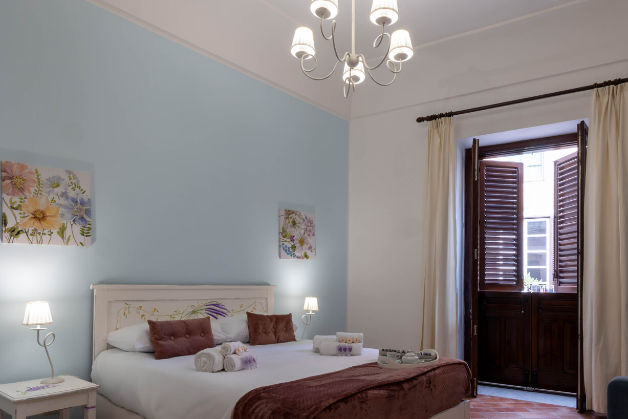 Camera matrimoniale luminosa 