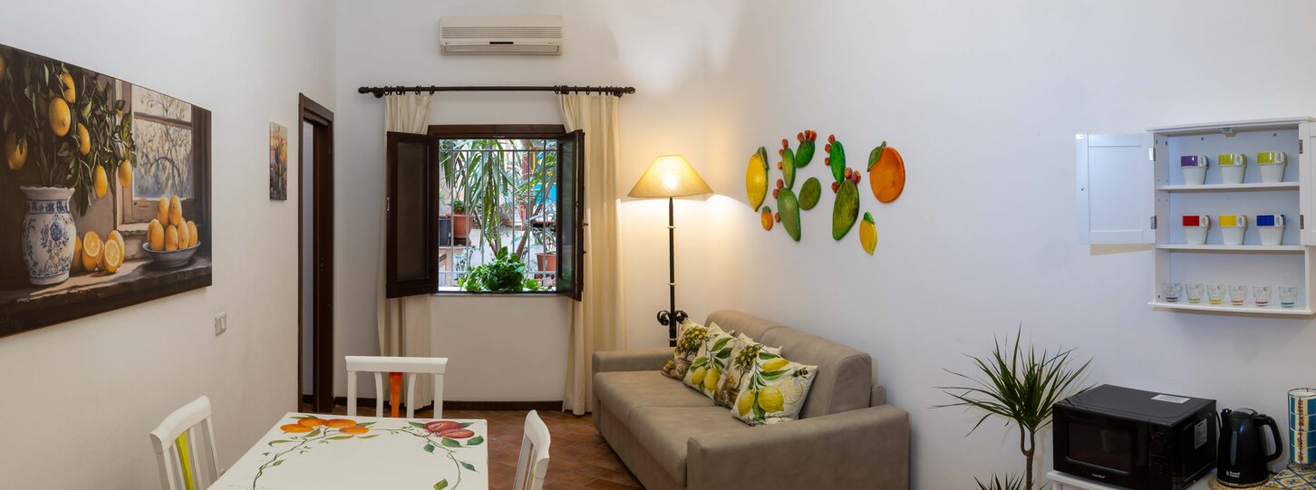 Divano letto in soggiorno con decorazioni caratteristiche di fichi d'india