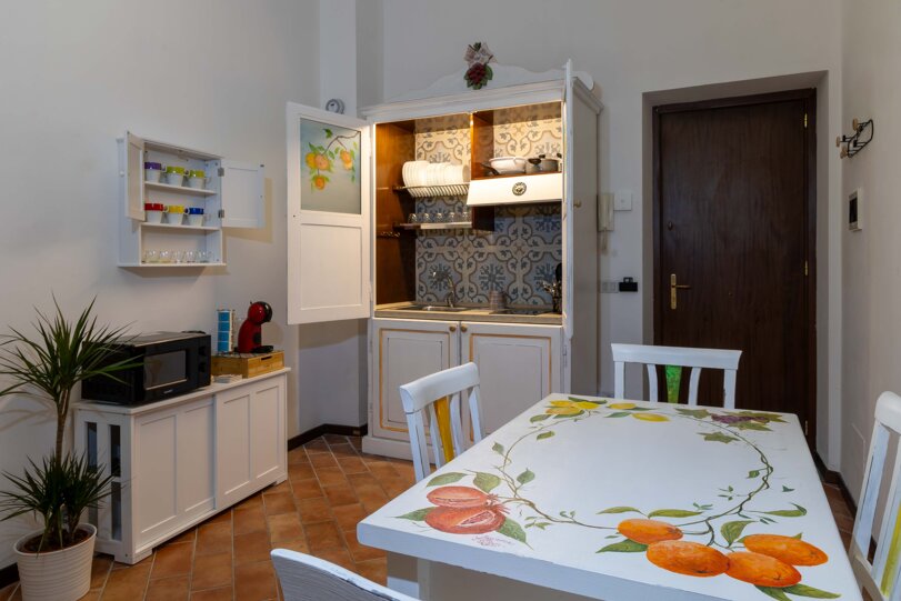 eyJpdCI6IkN1Y2luYSBwZXIgdHVyaXN0aSBkb3RhdGEgZGkgbWljcm9vbmRlLCBtYWNjaGluYSBkZWwgY2FmZuggZSBib2xsaXRvcmUgZWxldHRyaWNvICJ9