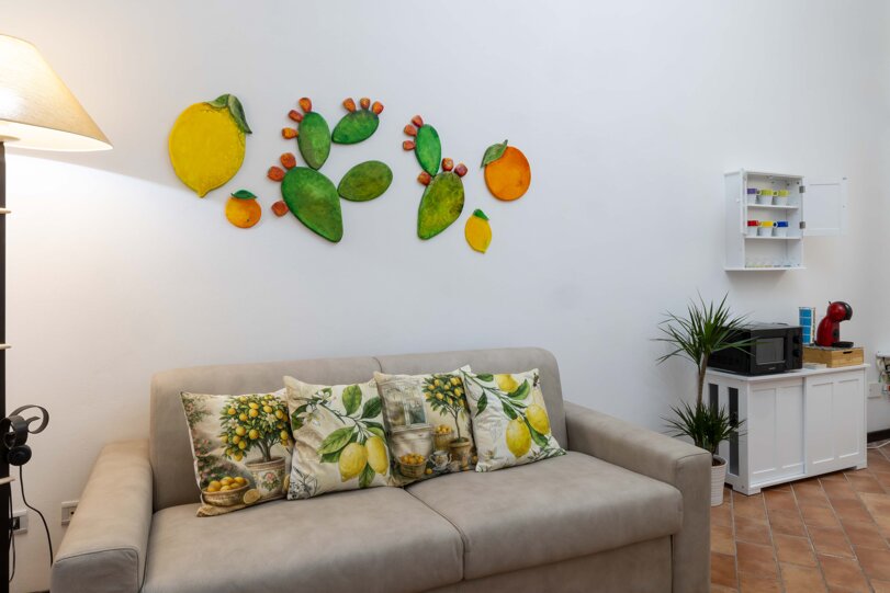 Comodo divano in casa vacanze per turisti nel cuore di palermo