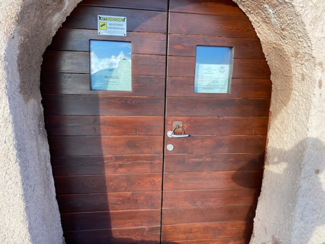 entrata bivacco con nuova apertura a maniglia.jpeg