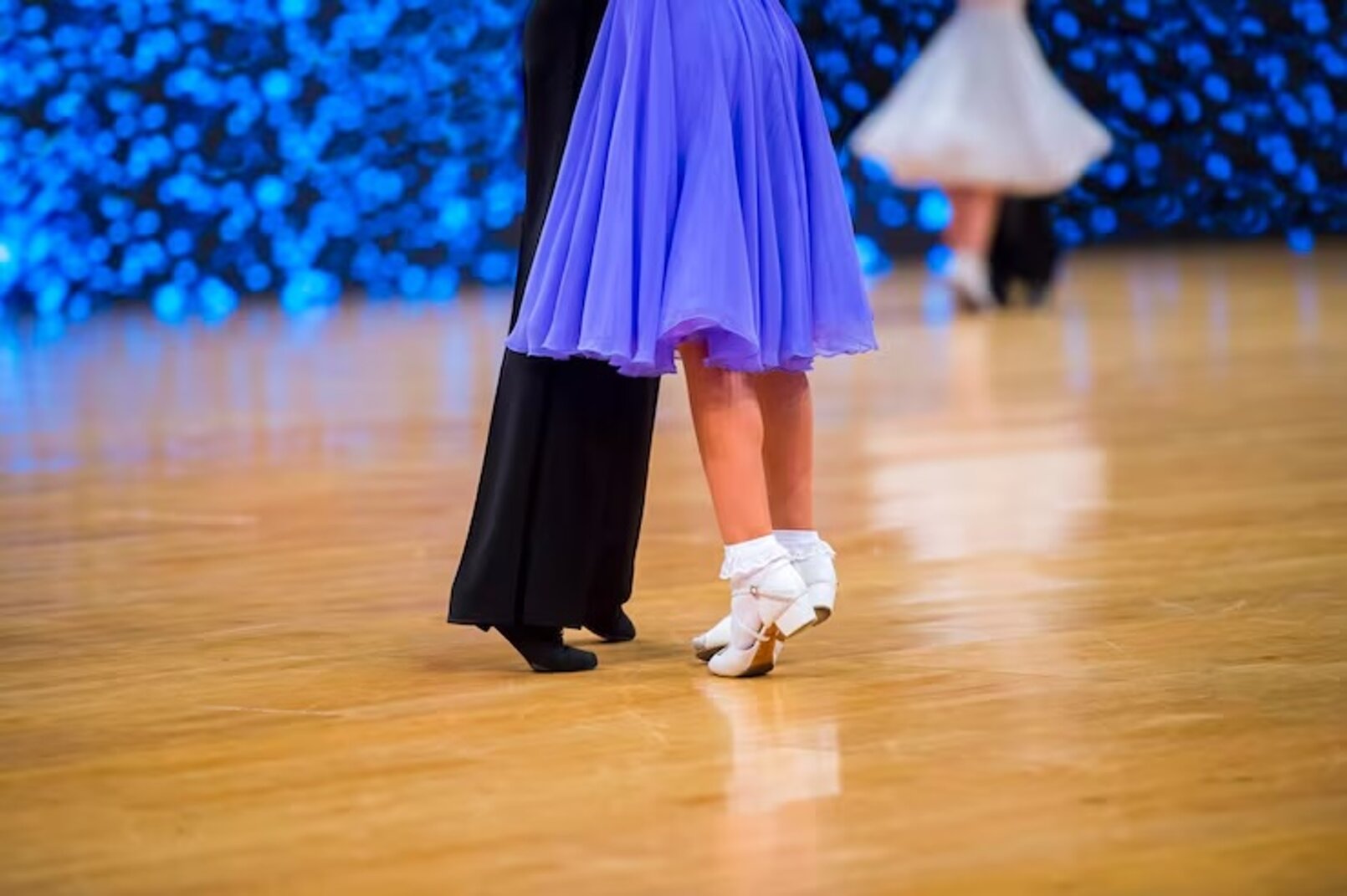 sezione-bassa-della-donna-in-piedi-sul-pavimento-di-legno_1048944-10824425.jpeg