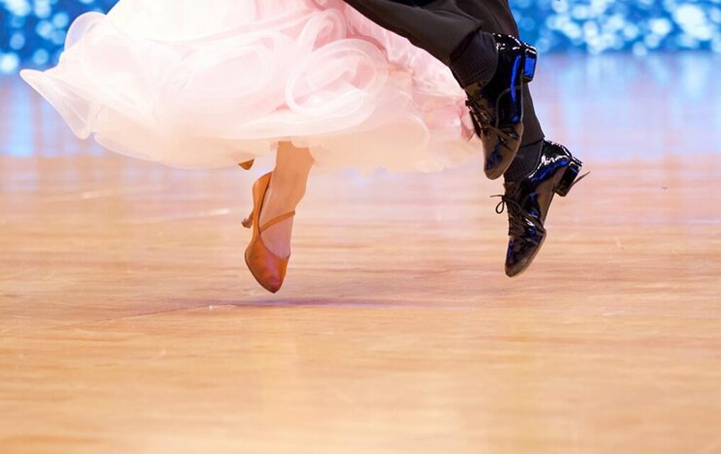 sezione-bassa-di-uomo-e-donna-che-ballano-sul-pavimento-di-legno_1048944-26852330.jpeg