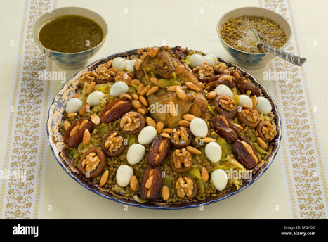festive-marocchino-tradizionale-rfissa-servito-con-salsa-e-decorared-con-uova-di-quaglia-semi-frutta-e-noci-mgydj0.jpeg