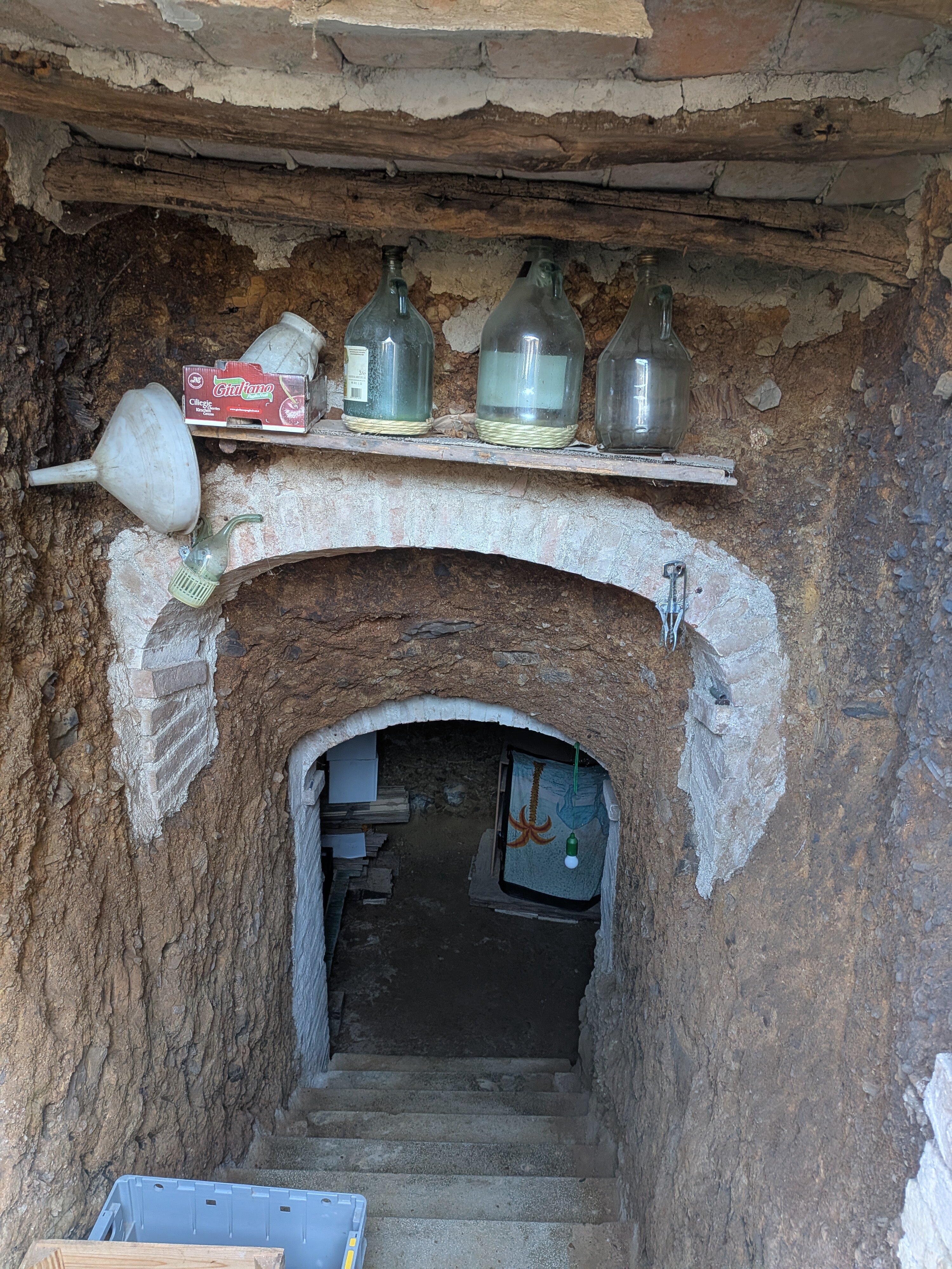 C'è un buco sul soffitto della cantina... ed è lì per un motivo geniale! 🍷🕳️