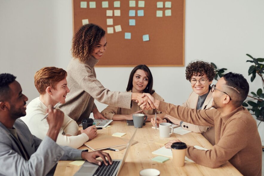 Gruppo di persone in ufficio