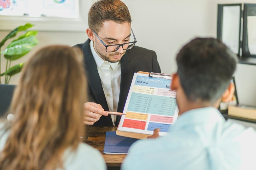 Gruppo di persone in ufficio CAF Cisl