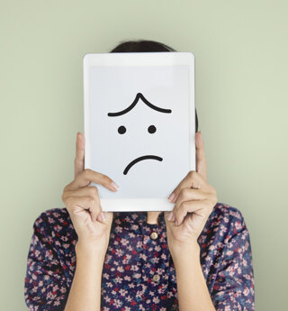 giovane-bella-donna-che-lavora-sulla-depressione-tenendo-carta-da-triste-felice-emozione-arrabbiata-e-pazza-urla-frustrata-e-furiosa-gridando-con-rabbia-alzando-lo-sguardo.jpeg