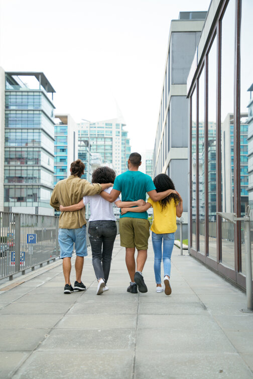amici-intimi-che-camminano-insieme-per-la-citta.jpeg