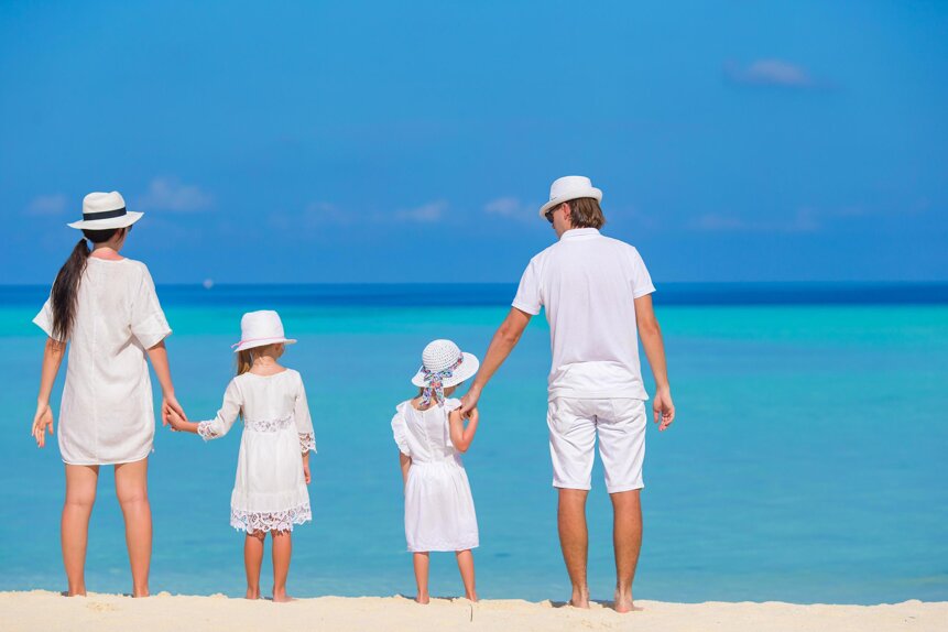 1738993-vacanza-famiglia-sulla-spiaggia-foto.jpeg