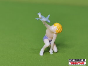 fig45-bambino-gioca-con-aereo