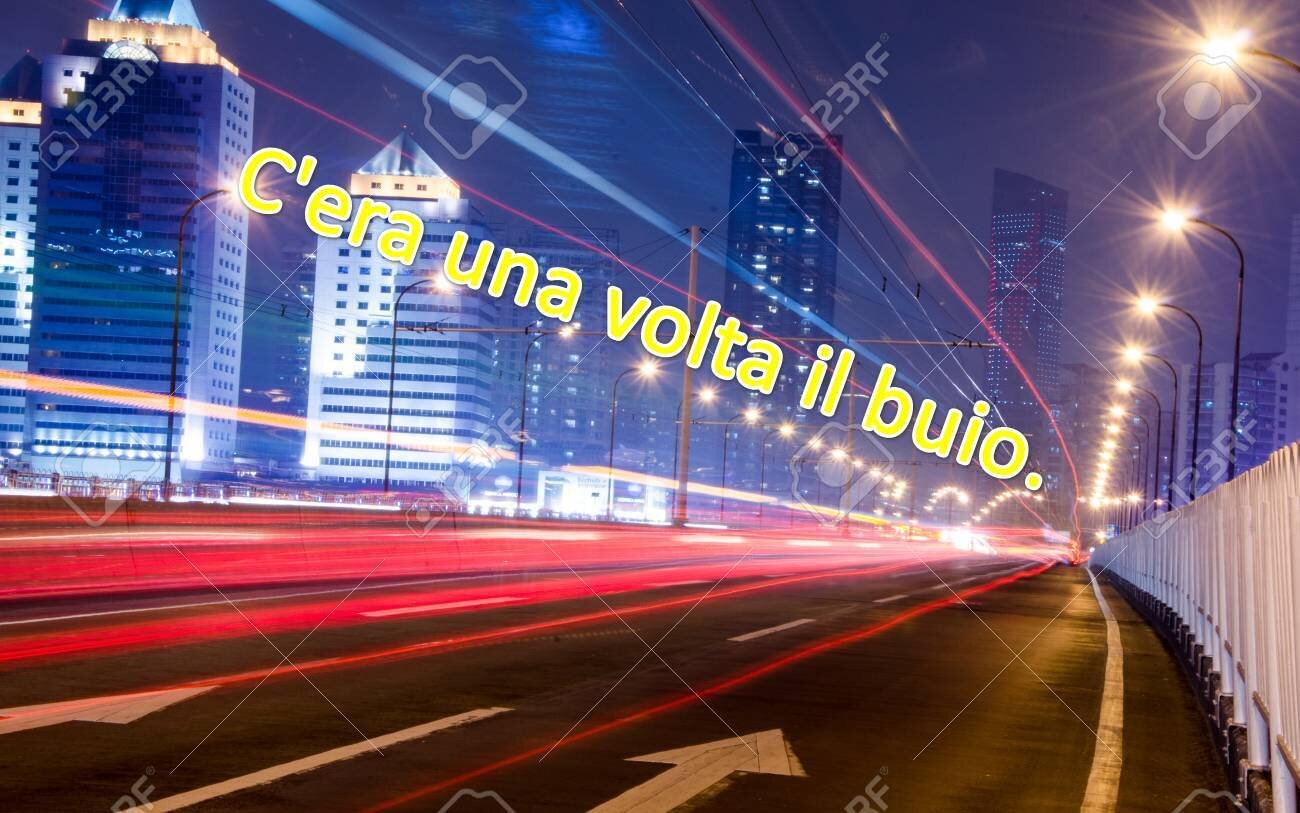 Il cielo in montagna che una volta era buio.