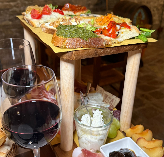 La Cantinaccia Montescudo di Rimini: mangiare in una taverna con muri in pietra tra taglieri e piatti caserecci