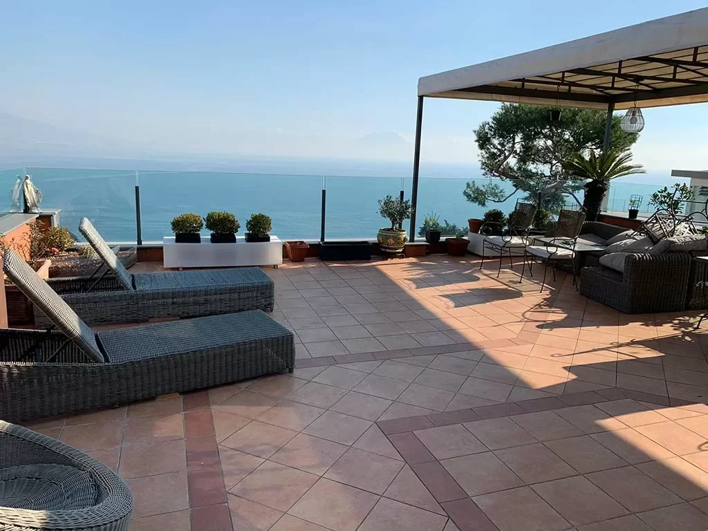 Terrazzo vivibile a Napoli con vista sul mare e arredi moderni