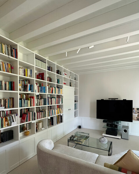 Bagno ristrutturato moderno a Napoli con doccia decorata e lavabo in stile minimal