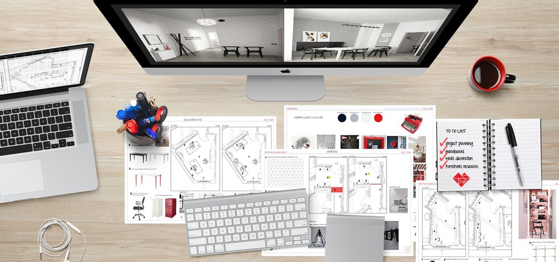 Progettazione ristrutturazione casa moderna su scrivania con PC, planimetrie e strumenti di design