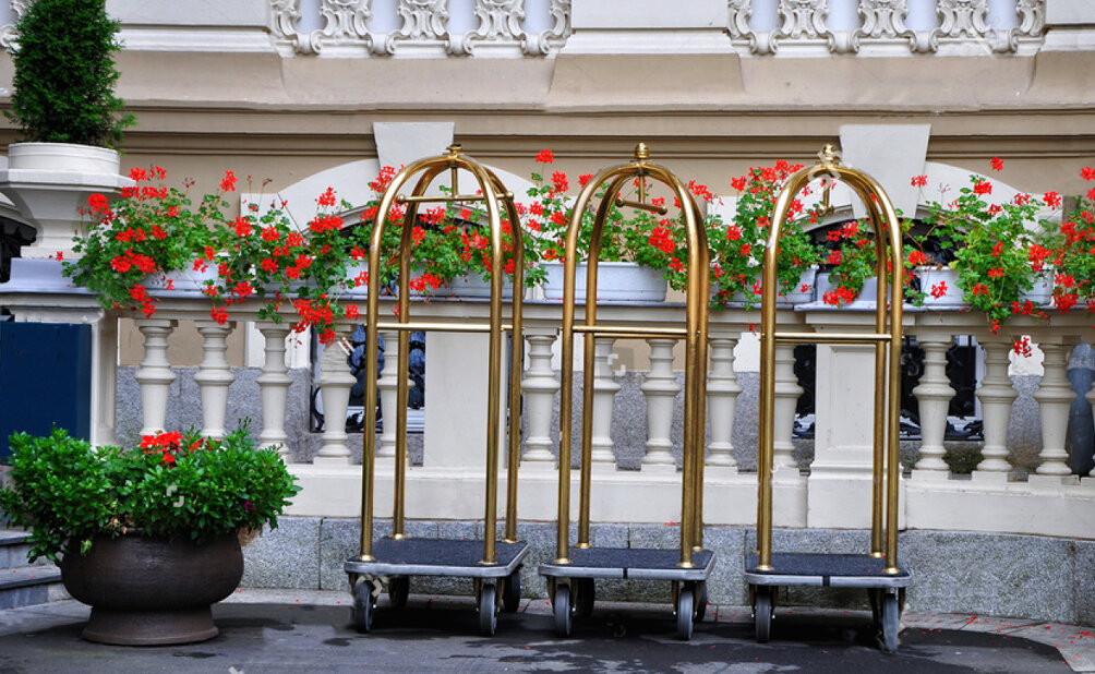 portavaligie-portabagagli-hotel- baggage-cart-in-front-of-a-luxury-hotel-.jpeg portavaligie-portabagagli-hotel- baggage-cart-in-front-of-a-luxury-hotel-.jpeg