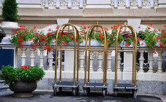 portavaligie-portabagagli-hotel- baggage-cart-in-front-of-a-luxury-hotel-.jpeg portavaligie-portabagagli-hotel- baggage-cart-in-front-of-a-luxury-hotel-.jpeg