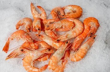fresh-delicious-cooked-shrimp-presented-elegantly-on-ice-ready-for-seafood-lovers-to-enjoy-photo.jpeg
