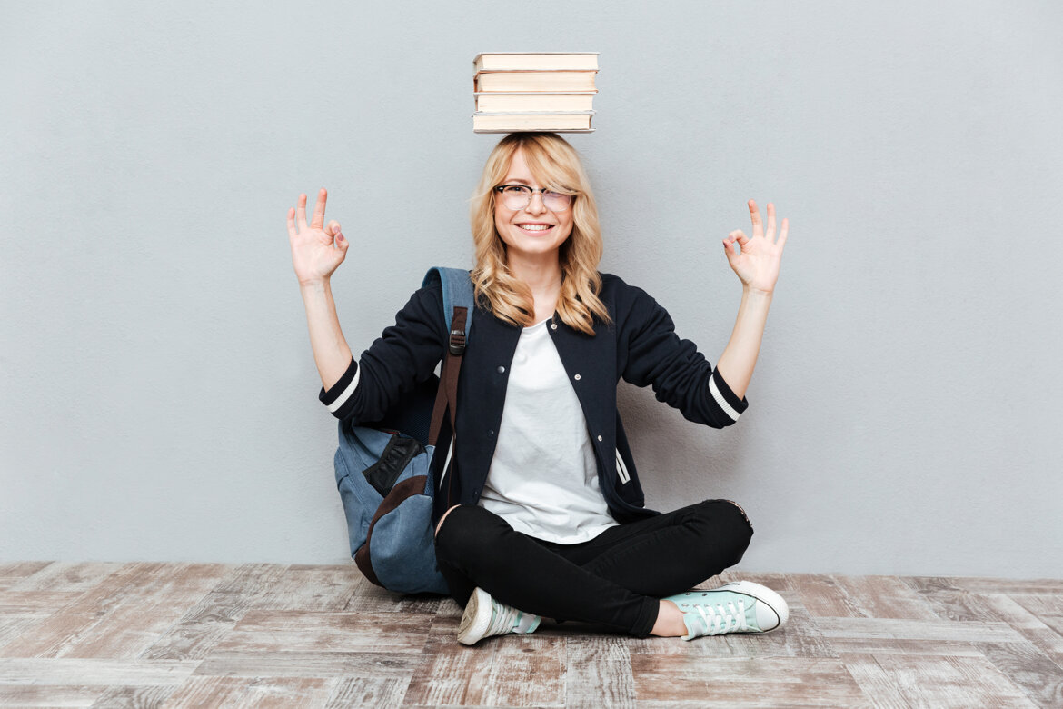 libri-felici-della-tenuta-dello-studente-della-giovane-donna-sulla-testa.jpeg