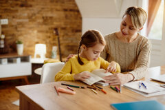 piccola-ragazza-che-legge-un-libro-mentre-impara-con-l-aiuto-di-sua-madre-casa.jpeg