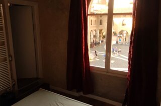 Camera Matrimoniale con affaccio sulla Piazza Ducale di Vigevano