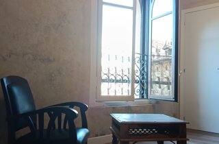 Soggiorno con affaccio sulla Piazza Ducale di Vigevano