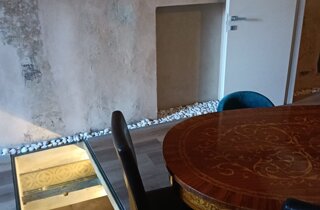 Soggiorno con botola e affreschi