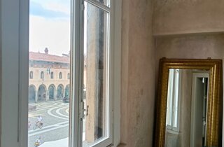 Camera Matrimoniale con affaccio sulla Piazza Ducale di Vigevano