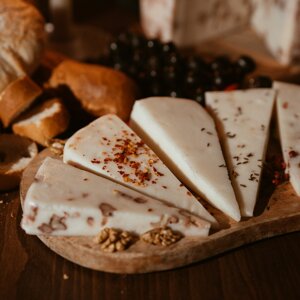 vieni%20vie%20tagliere%20e%20negroni.jpeg vieni%20vie%20tagliere%20e%20negroni.jpeg