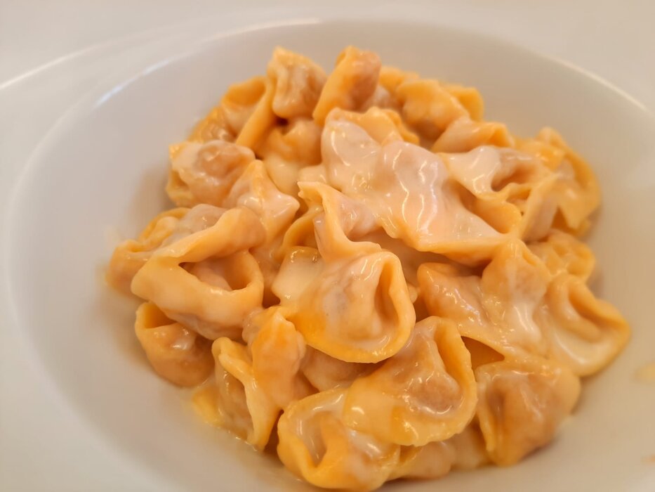 Tortellini alla panna Tortellini alla panna