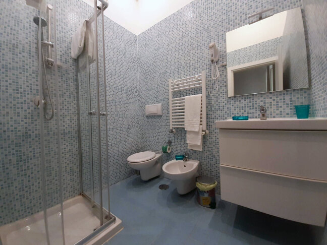 Bagno con box doccia
