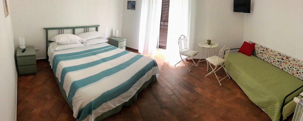 Letto con divano letto e tavolino