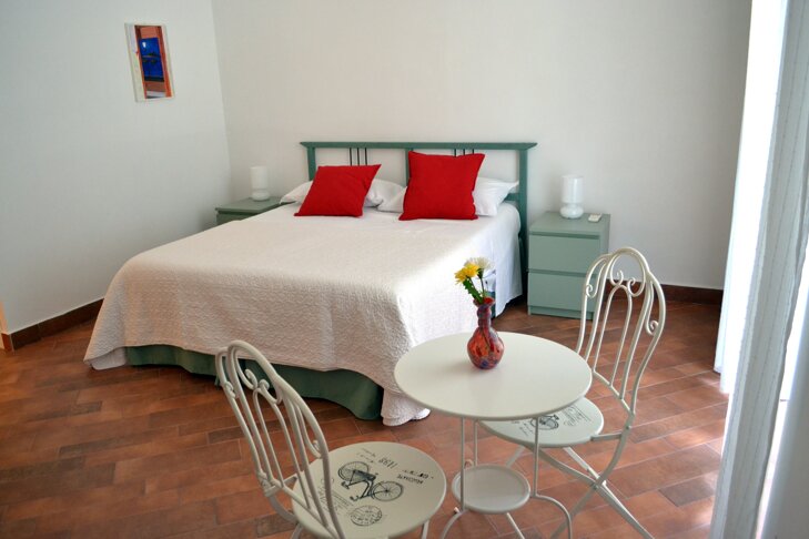 Letto con tavolino e sedie