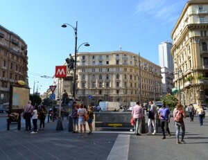 Fermata Università a pochi metri