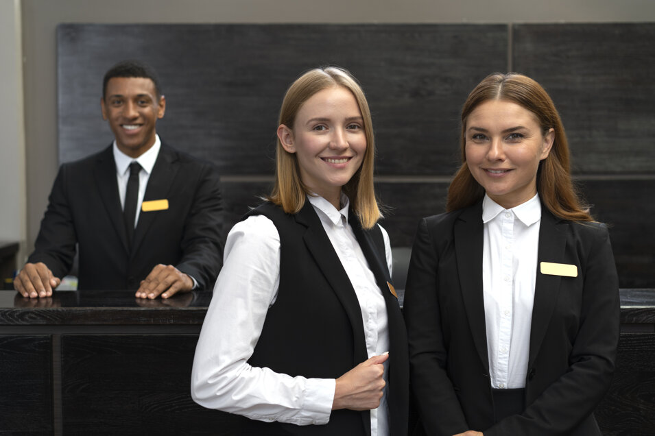 receptionist-al-lavoro-abiti-eleganti.jpeg