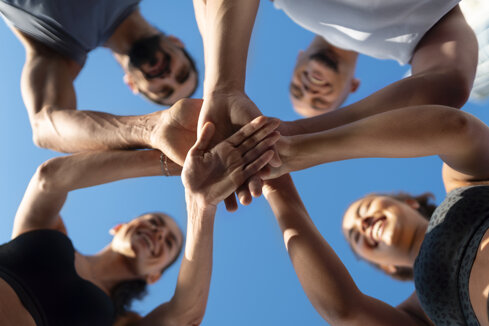 un-gruppo-di-persone-che-mettono-le-mani-insieme-mentre-si-esercitano-all-aperto.jpeg un-gruppo-di-persone-che-mettono-le-mani-insieme-mentre-si-esercitano-all-aperto.jpeg
