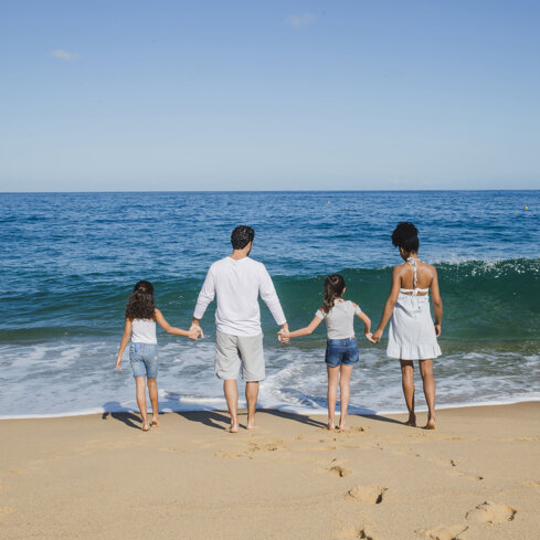 famiglia-felice-tenendo-le-mani.jpeg famiglia-felice-tenendo-le-mani.jpeg