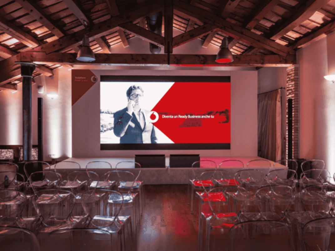 ledwall-auditorium-ledwall-convention-schermi-eventi-ledwall-indoor-2.-1-1-595x446