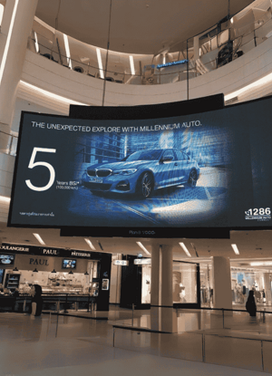 ledwall-omegaled-vetrina-ledwall-insegne-led-digitali-per-attivita-commerciali
