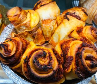 Girelle con sardella Girelle soffici e golose, farcite con la crema per grandi conosciuta con il nome di sardella.